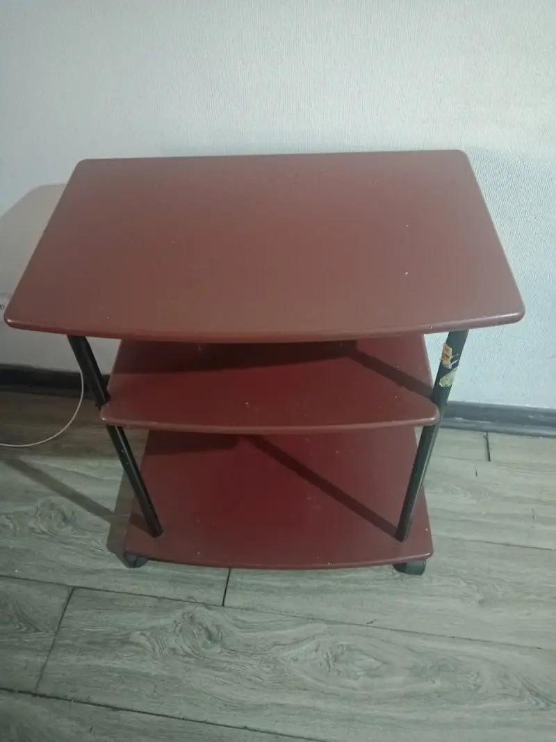 Mesa auxiliar de madera con ruedas - 1