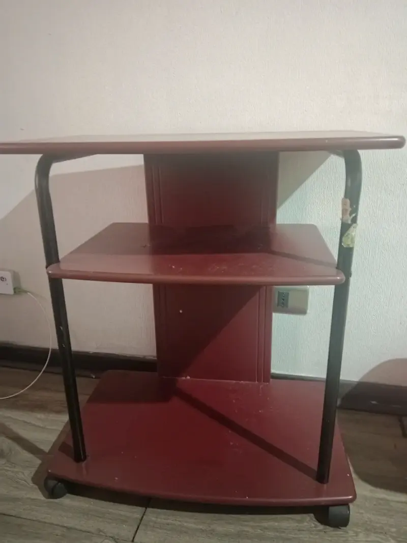 Mesa auxiliar de madera con ruedas - 2