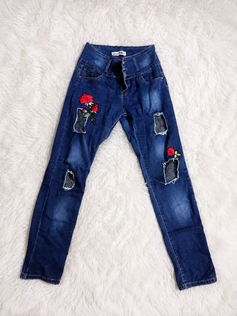Jeans con bordado de flores - 1