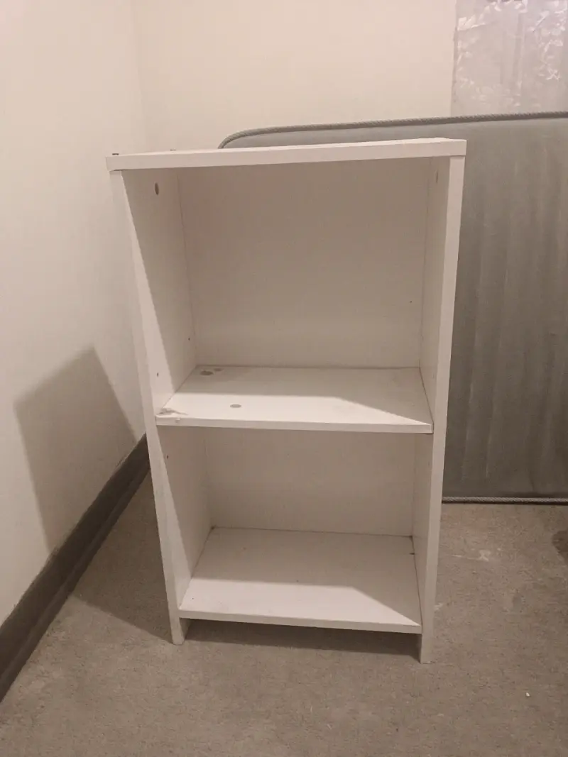Estante blanco sencillo