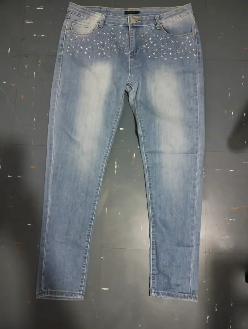 Jeans azul con detalles brillantes