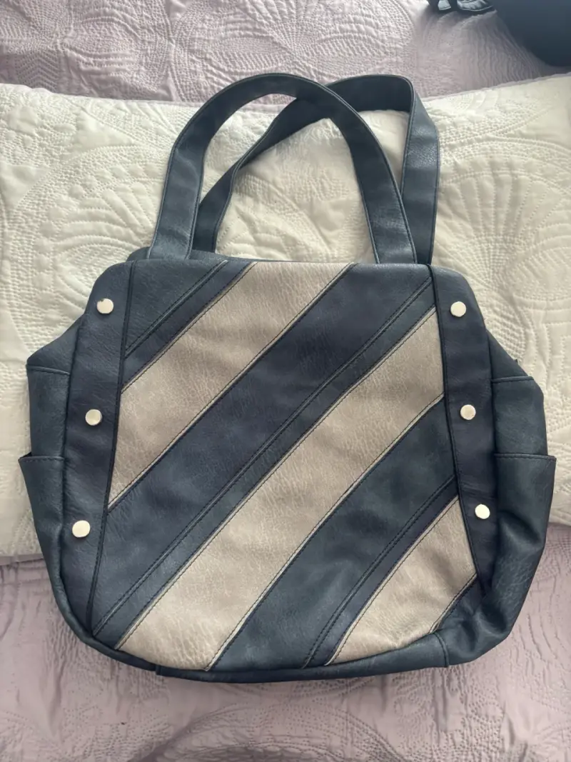 Bolso de rayas azul y gris