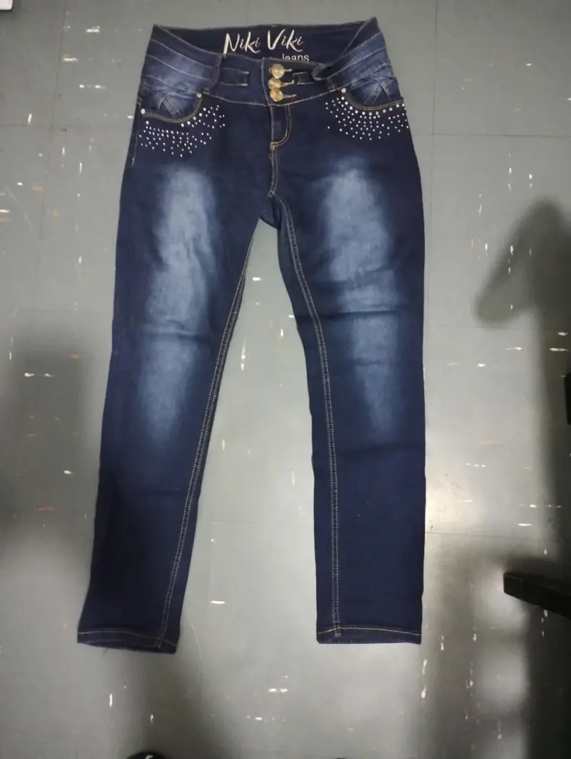 Jeans azul con tachas decorativas