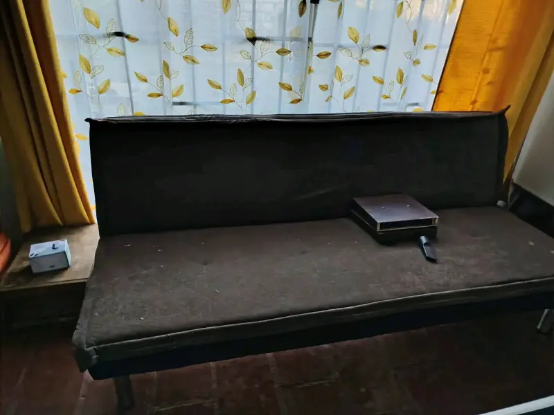 Sofá cama negro usado
