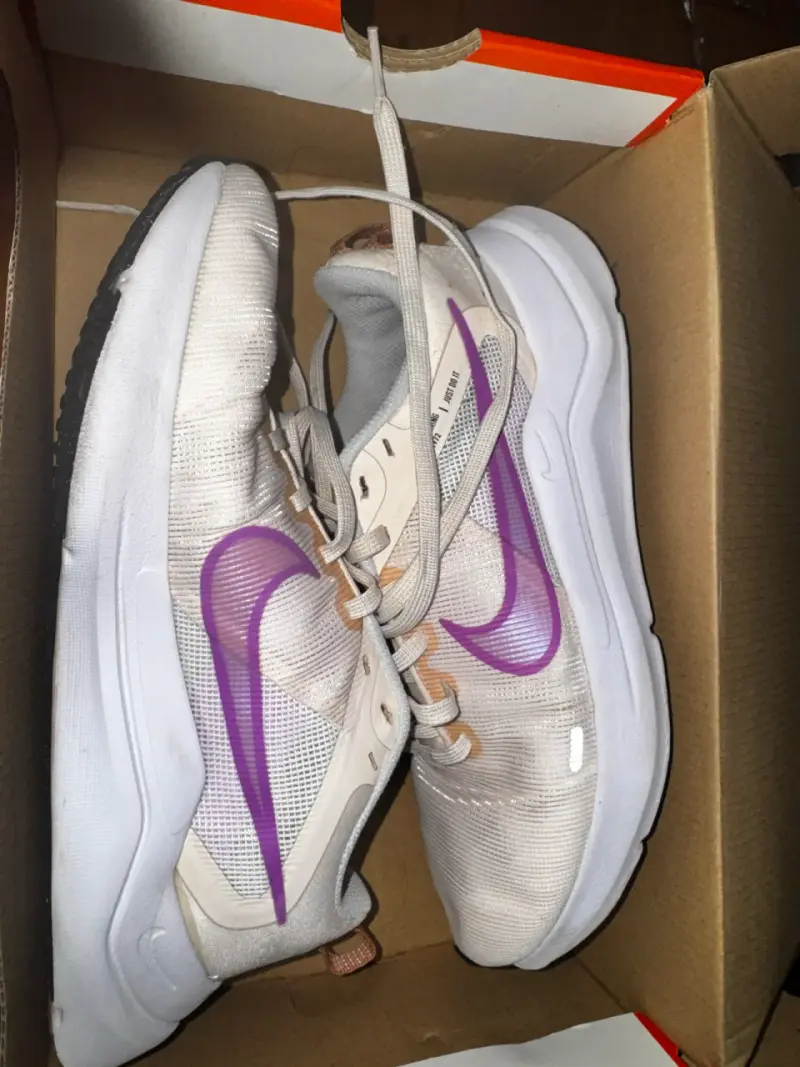 Zapatillas deportivas blancas y moradas - 1