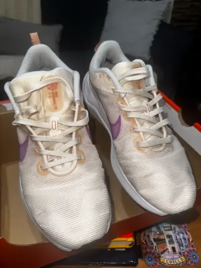 Zapatillas deportivas blancas y moradas - miniatura 2