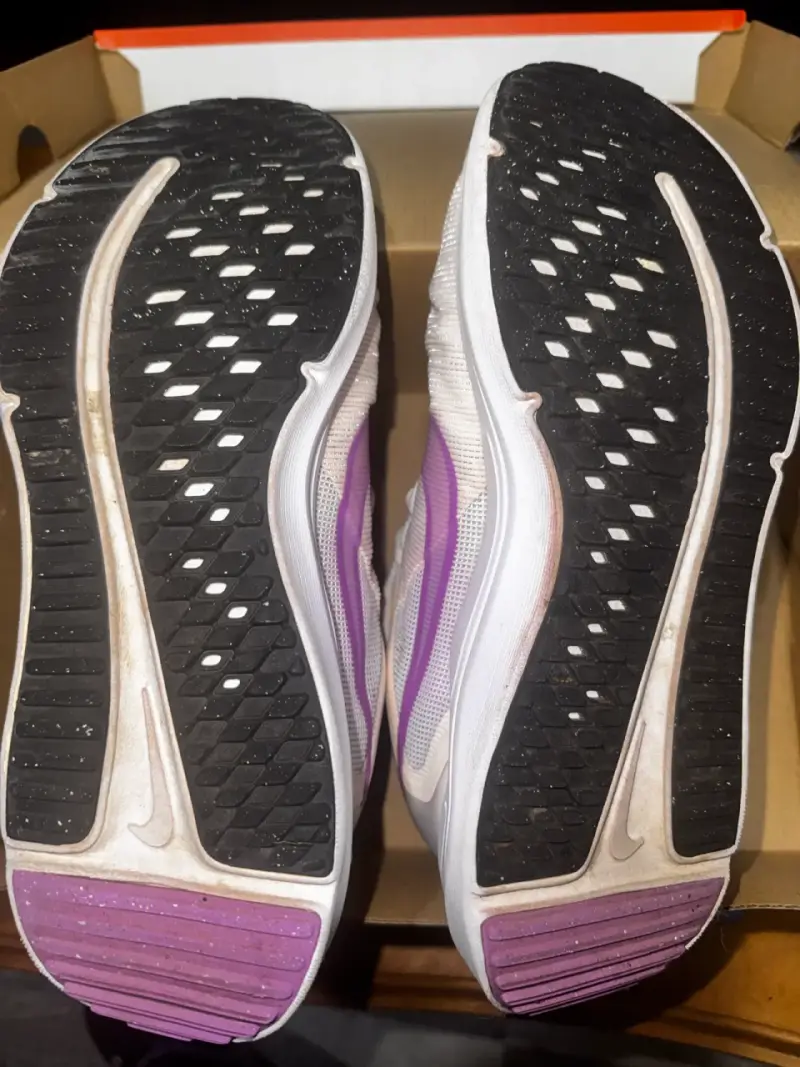 Zapatillas deportivas blancas y moradas - 4