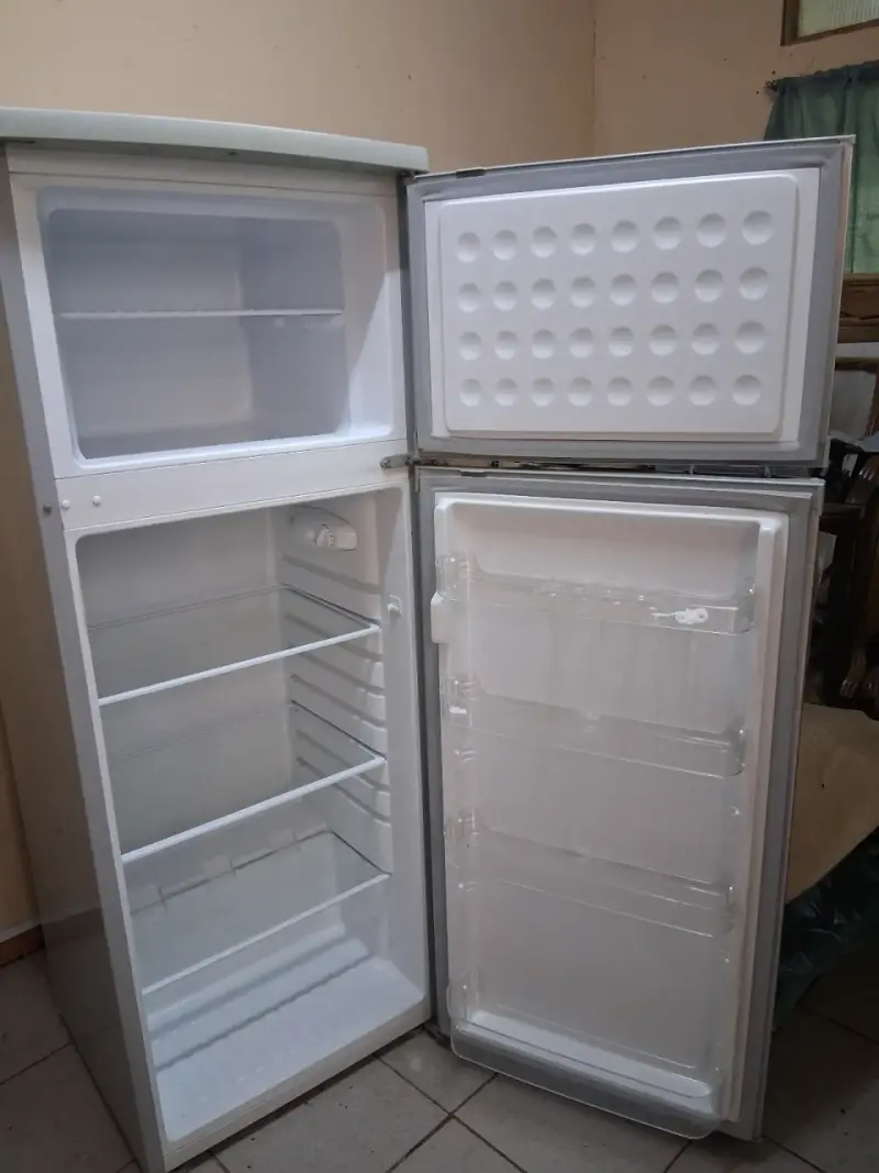 Refrigerador Sindelen color plata - 2