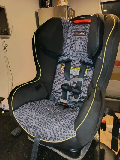 Silla de auto para bebé Essentials - miniatura 2