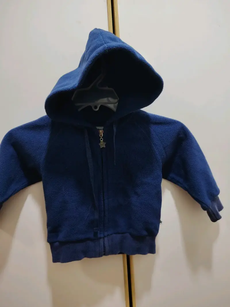 Chaqueta azul con capucha para niño - 1