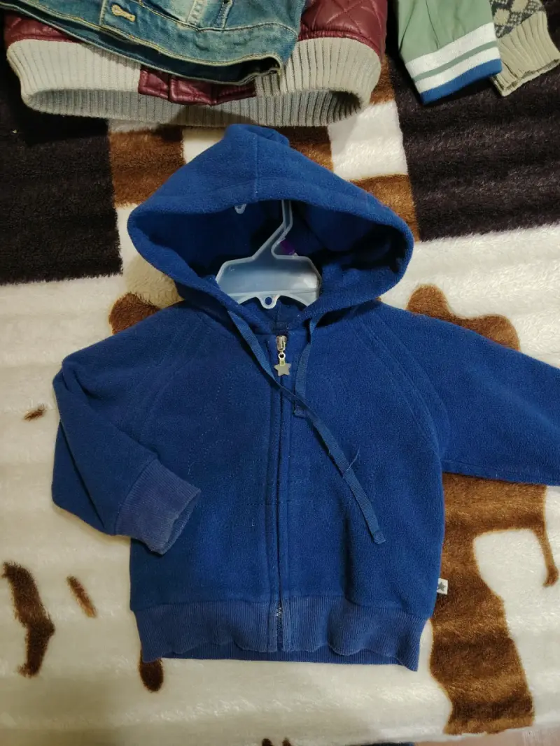 Chaqueta azul con capucha para niño - 2