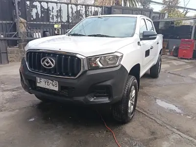 Camioneta pickup blanca - miniatura 1
