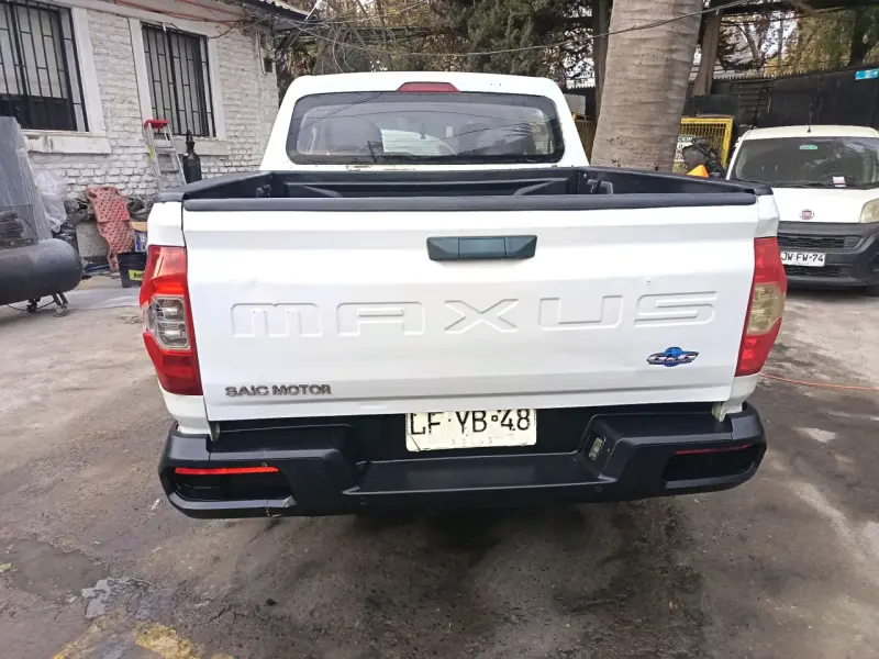 Camioneta pickup blanca - 4