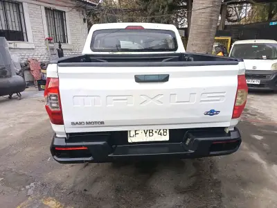 Camioneta pickup blanca - miniatura 4