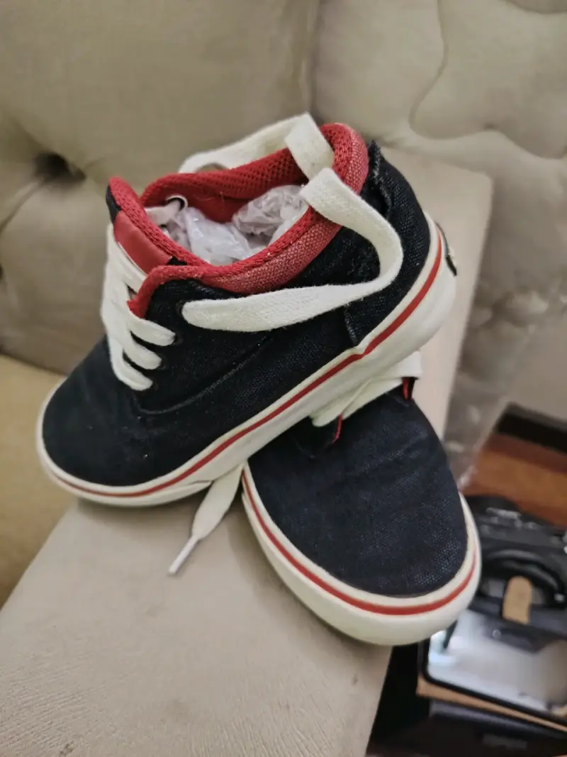 Zapatillas negras para niño - 1