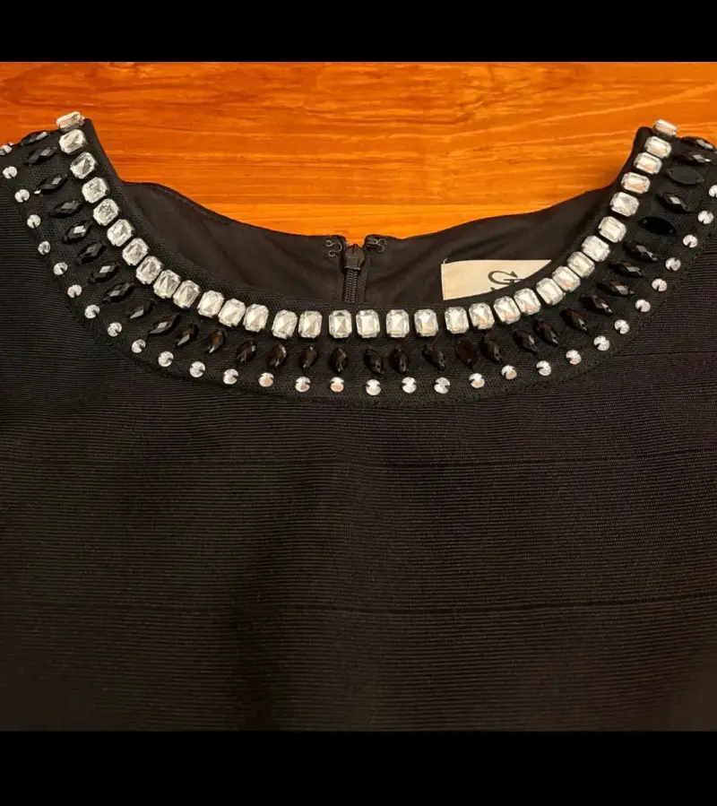 Vestido negro con cuello abalorios - 2