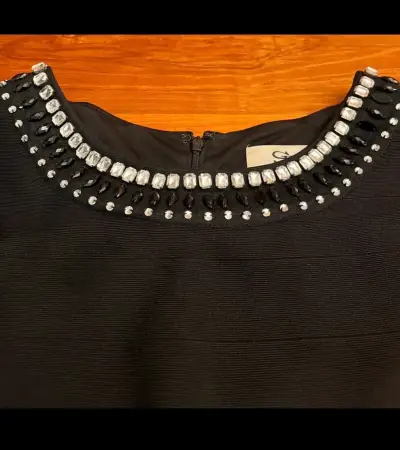 Vestido negro con cuello abalorios - miniatura 2