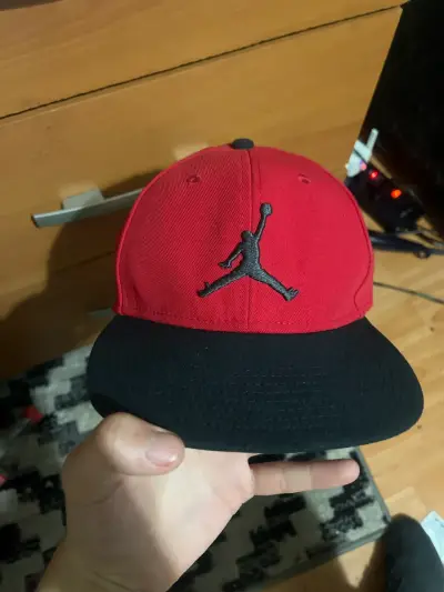 Gorra roja con logo negro jordan - miniatura 1