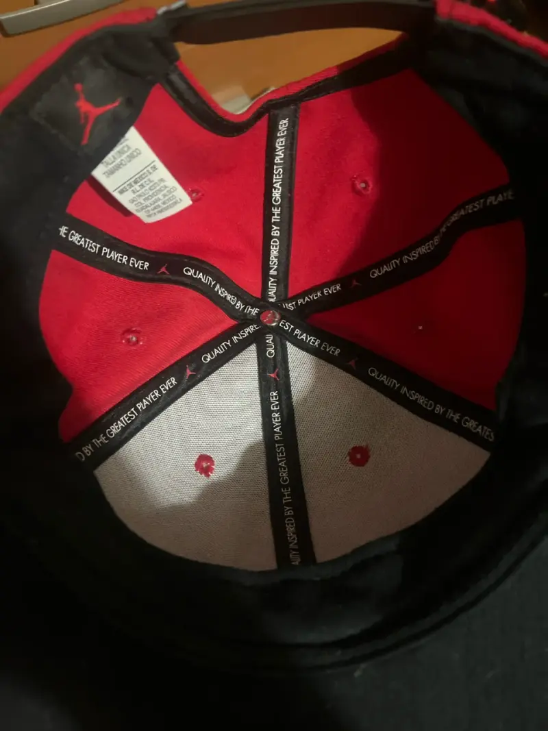 Gorra roja con logo negro jordan - 2