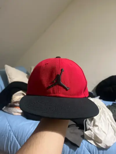 Gorra roja con logo negro jordan - miniatura 4