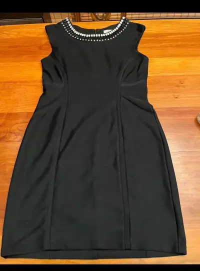 Vestido negro con cuello abalorios - miniatura 3