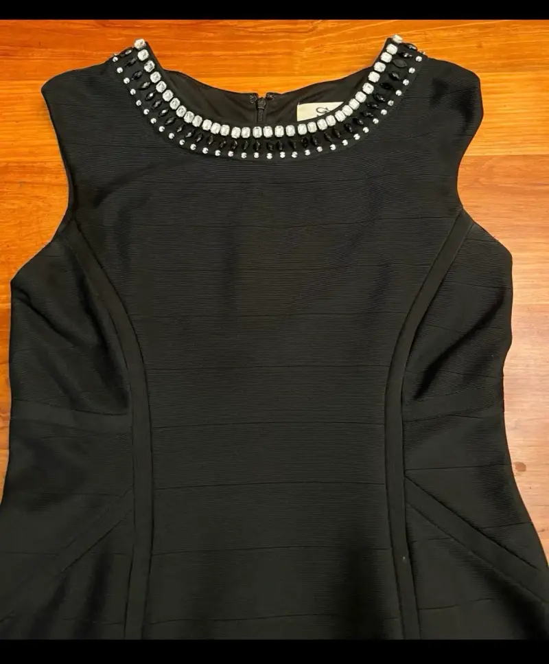 Vestido negro con cuello abalorios - 4