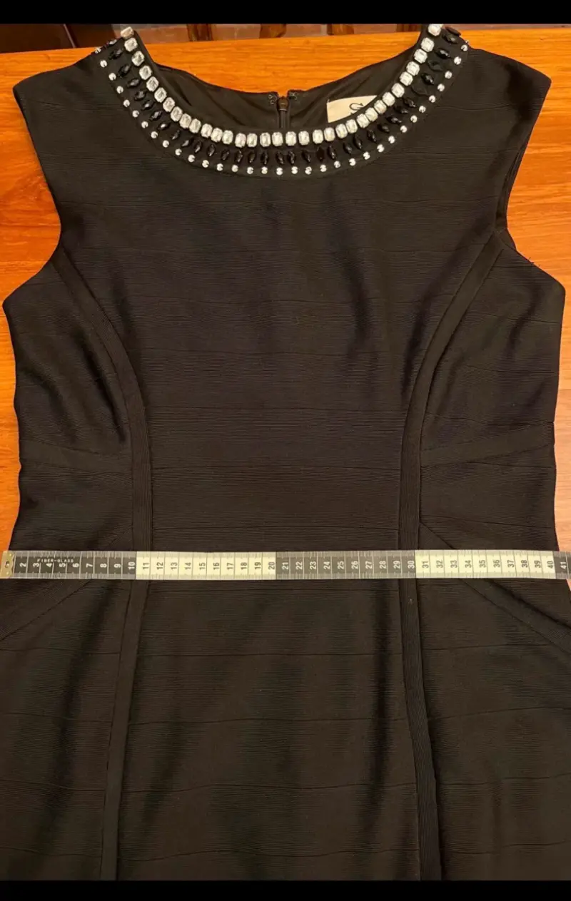 Vestido negro con cuello abalorios - 6