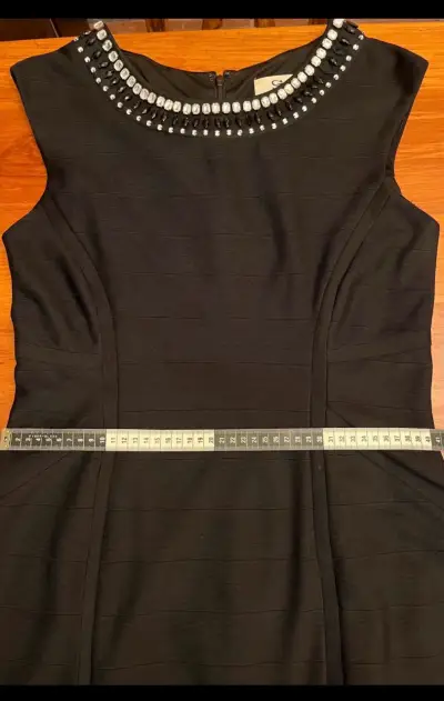 Vestido negro con cuello abalorios - miniatura 6