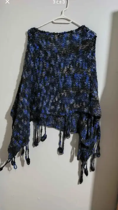 Poncho tejido azul y negro - miniatura 1