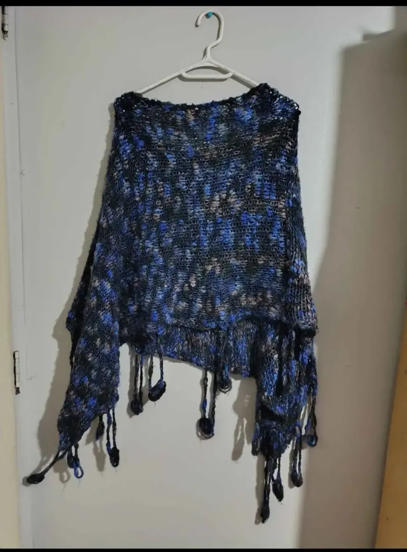 Poncho tejido azul y negro - 2