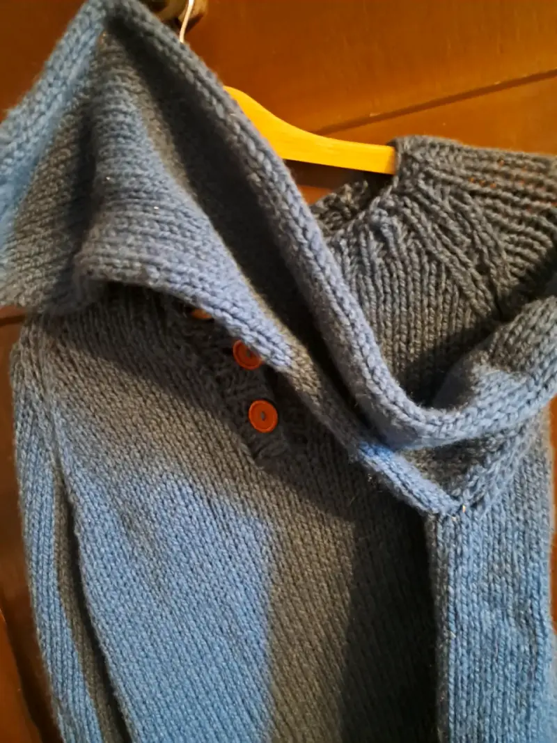 Sweater azul con botones - 2