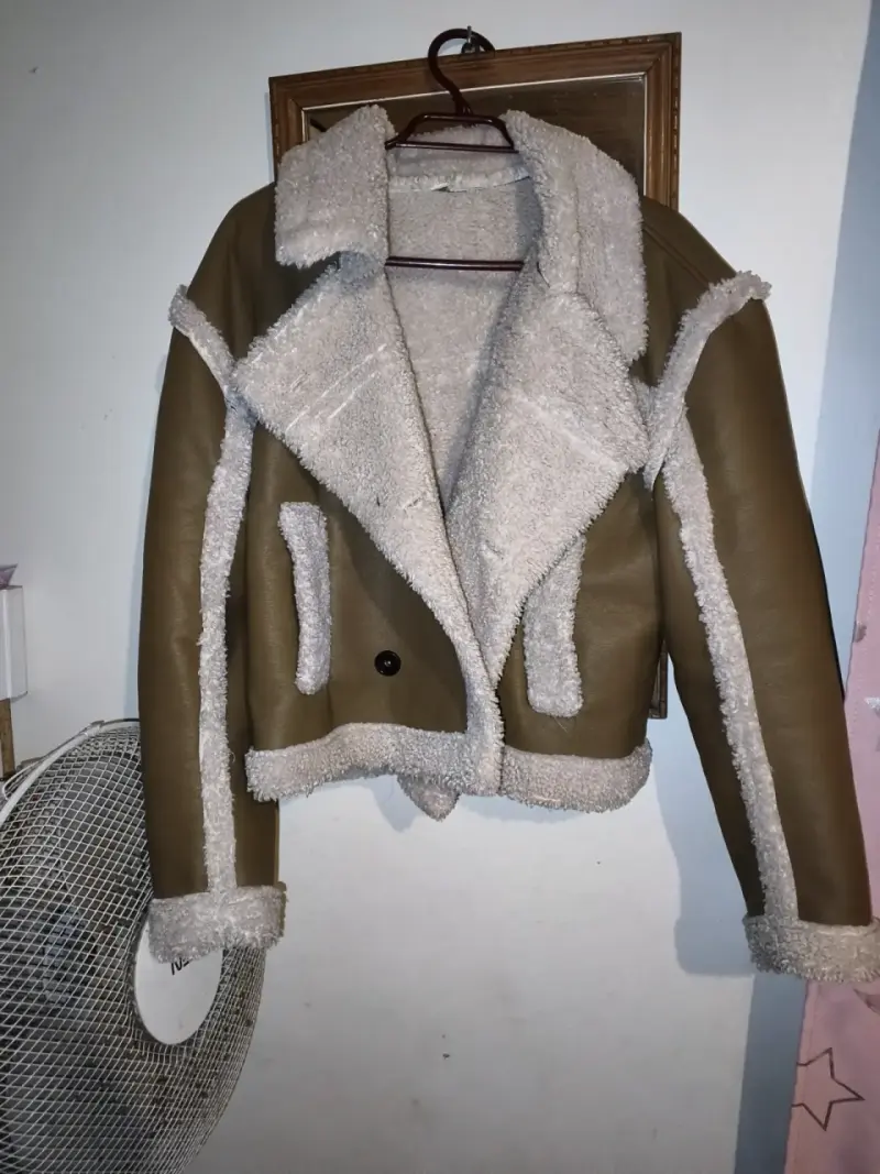 Chaqueta marrón con sherpa