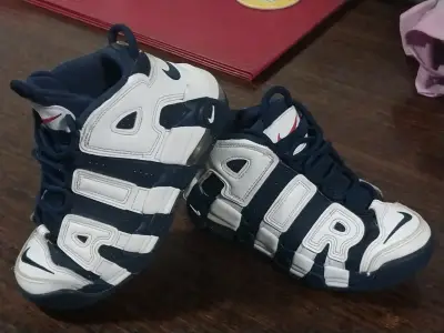 Zapatillas Nike blancas y azules - miniatura 2