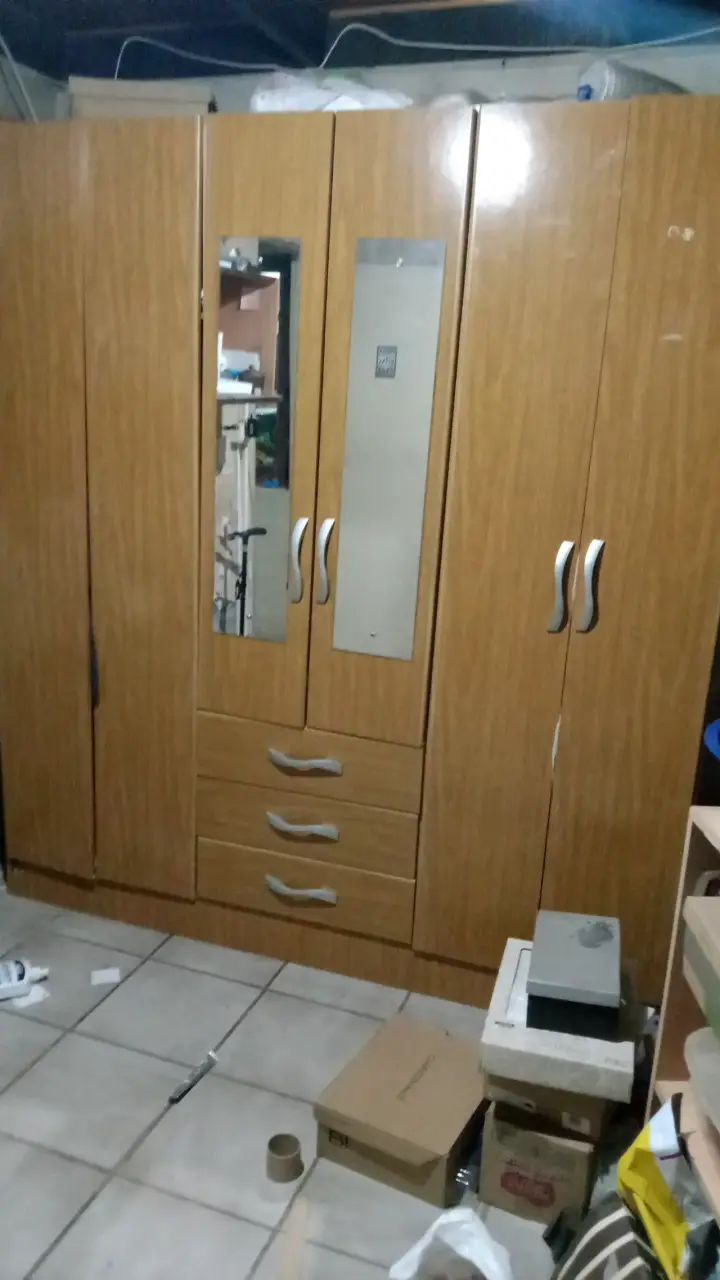 Closet de madera con espejo