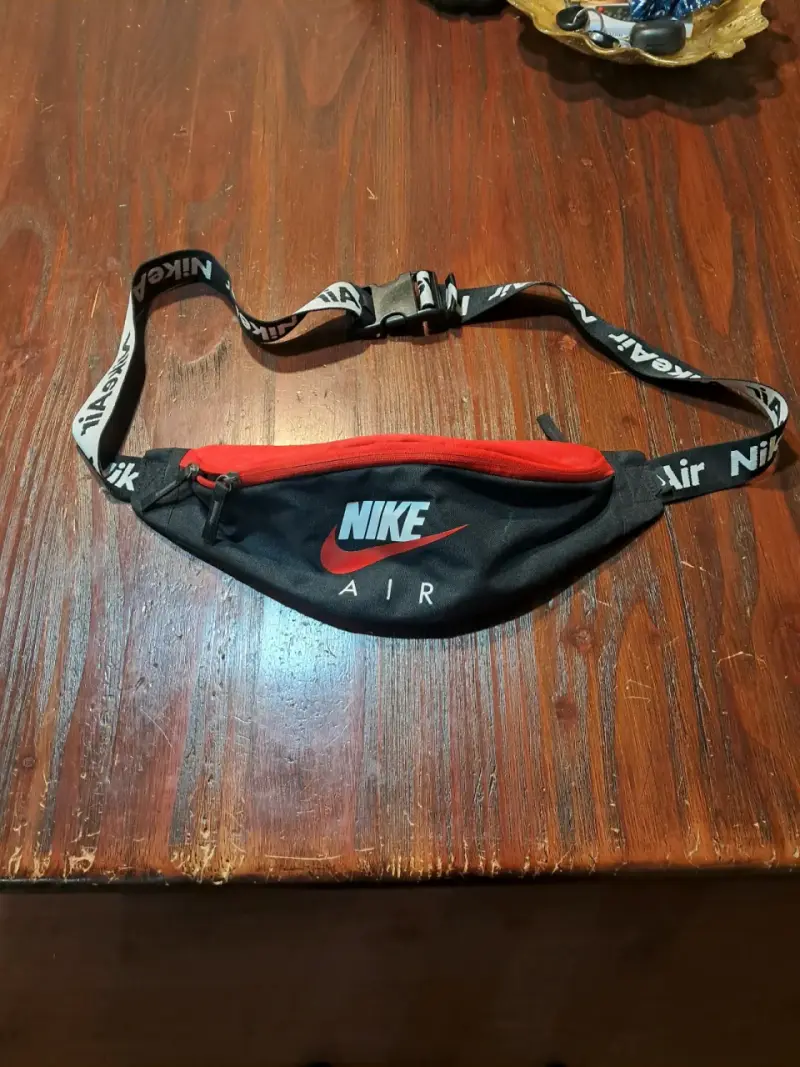 Riñonera Nike Air negra y roja - 1