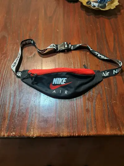 Riñonera Nike Air negra y roja - miniatura 1