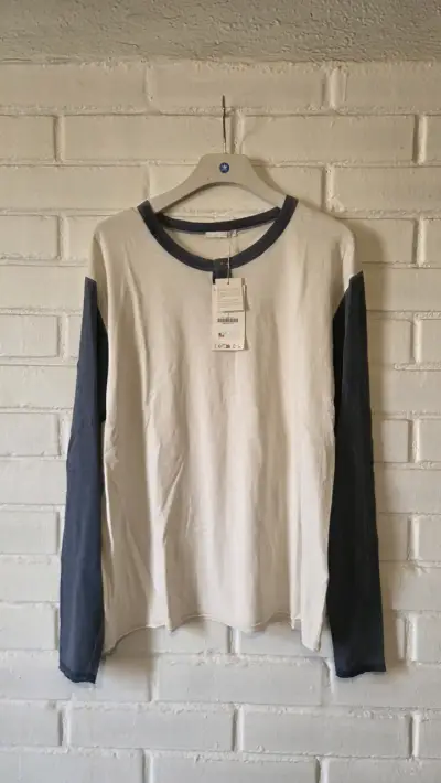 Polera blanca con mangas azules - miniatura 1