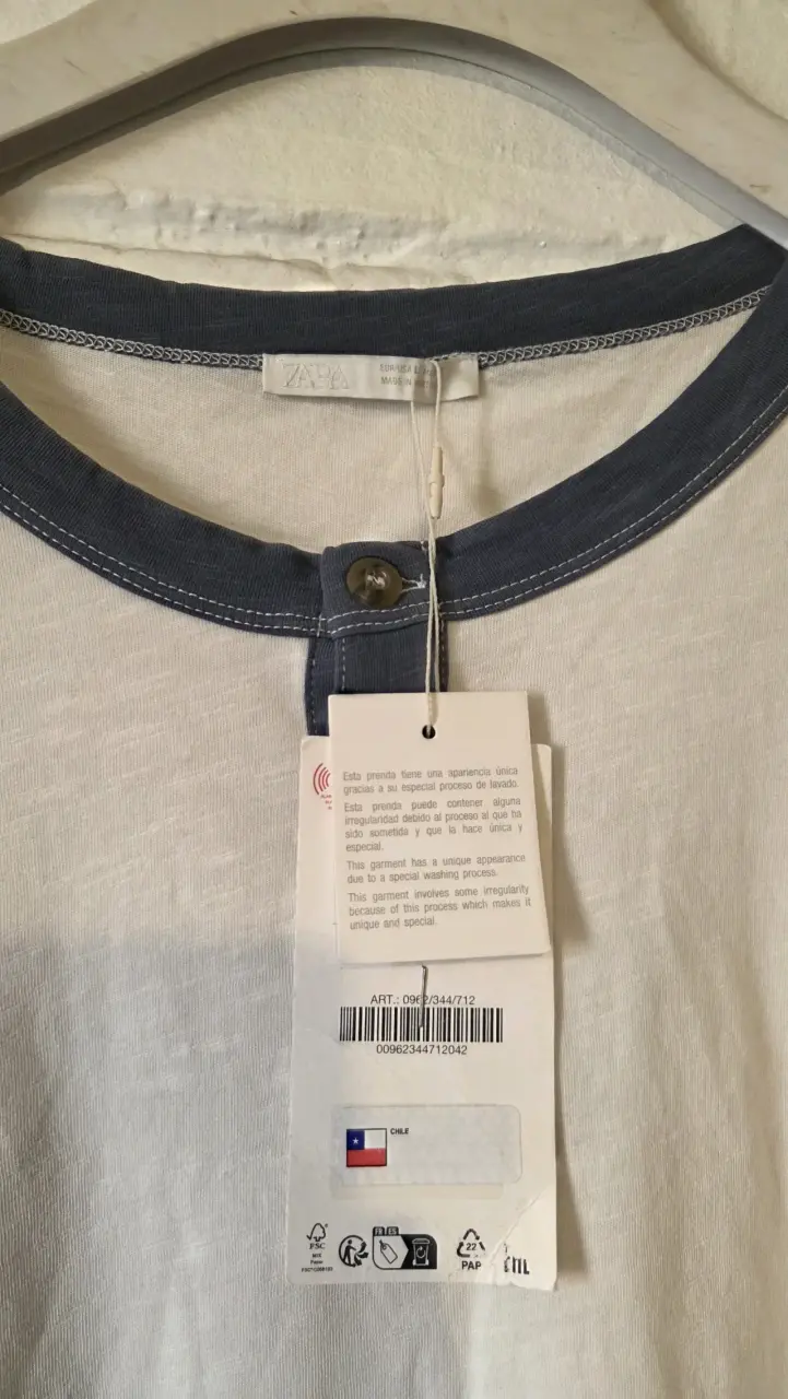 Polera blanca con mangas azules - 2