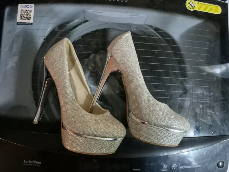 Zapatos taco alto dorados brillantes