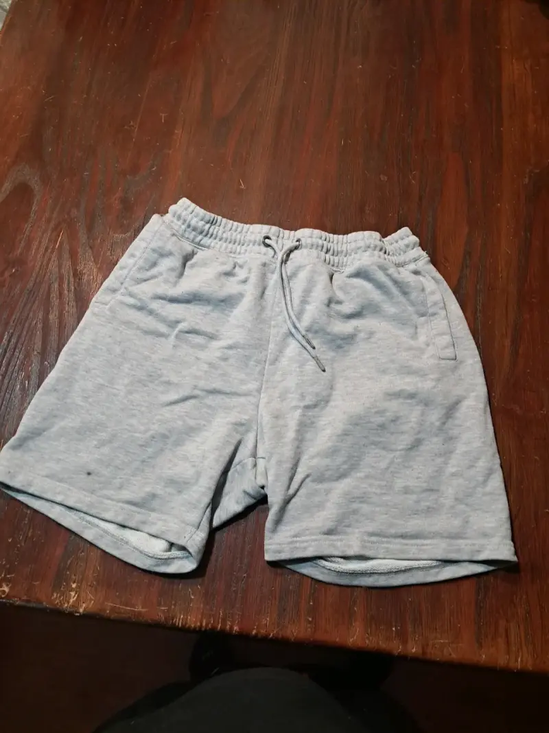 Shorts deportivos grises - 1