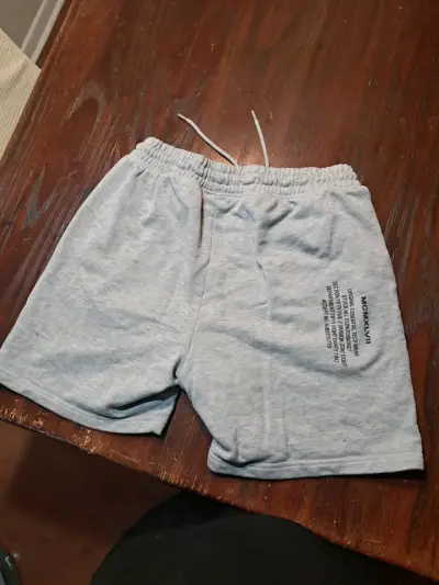 Shorts deportivos grises - miniatura 2