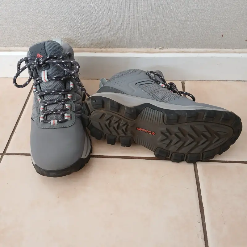 Botas de trekking grises