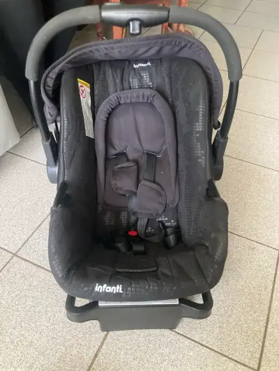 Silla de auto infantil negra - miniatura 1