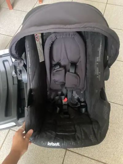 Silla de auto infantil negra - miniatura 2
