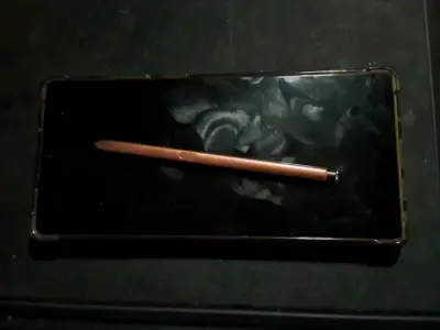 Smartphone con lápiz táctil - miniatura 2
