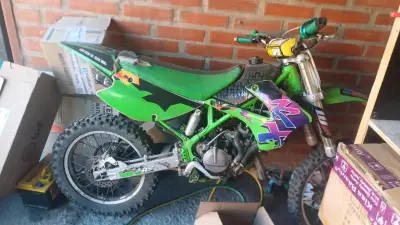 Moto de cross verde usada - miniatura 4