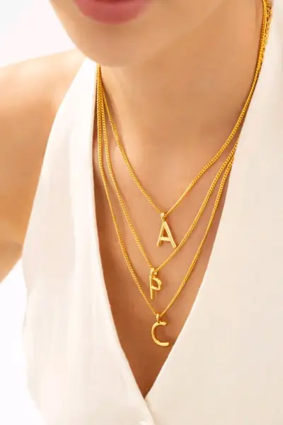 Collar dorado con letra C - miniatura 2