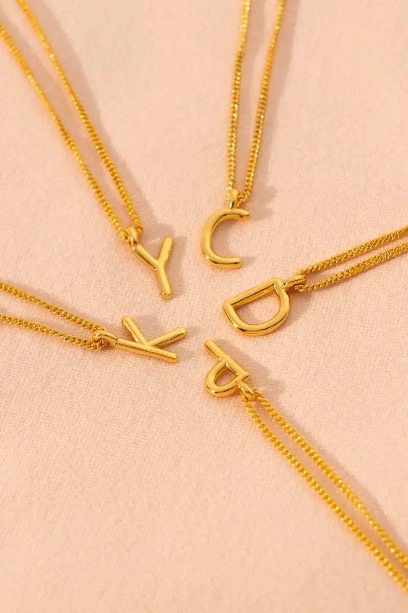 Collar dorado con letra C - 3