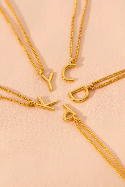 Collar dorado con letra C - miniatura 3
