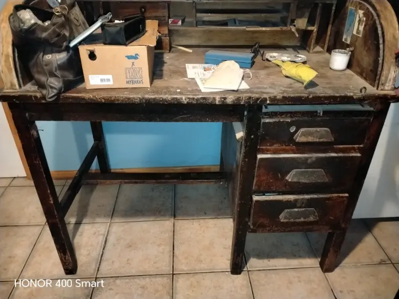 Escritorio de madera antiguo - 1